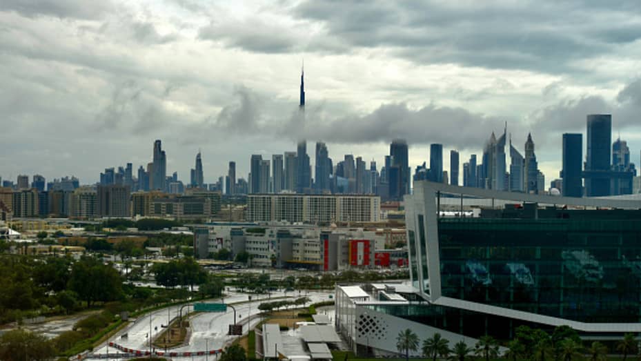 Una vista de la calle después de fuertes lluvias, ya que las condiciones climáticas adversas afectan la vida diaria en Dubai.