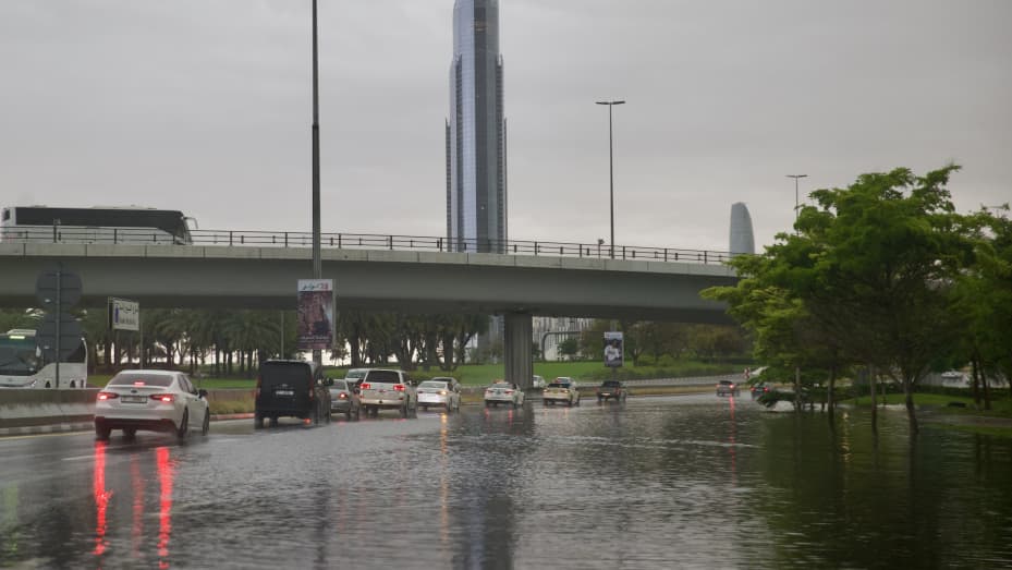 Los automóviles caminan por una carretera inundada debido a las fuertes lluvias mientras las condiciones climáticas adversas afectan negativamente la vida diaria en Dubai, Emiratos Árabes Unidos, el 15 de abril de 2024.