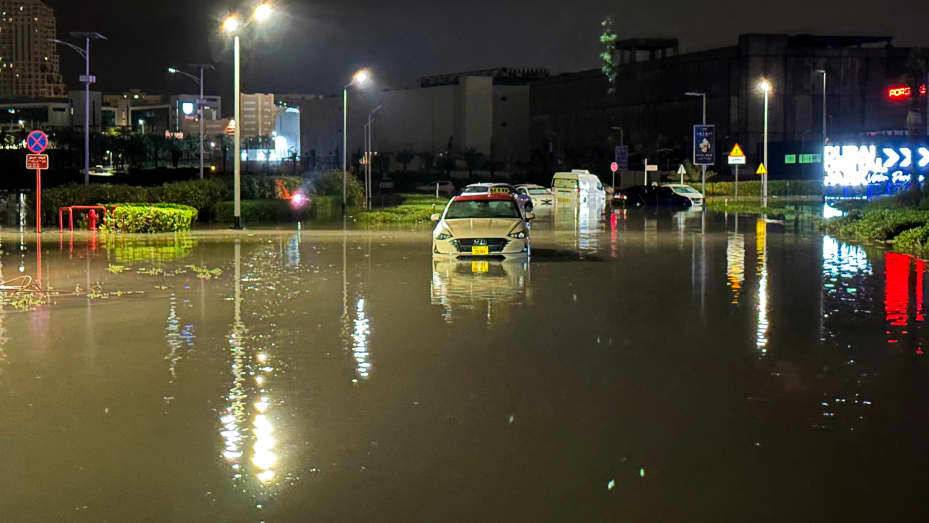 Los vehículos quedan varados en una calle inundada tras las fuertes lluvias en Dubai a principios del 17 de abril de 2024. Dubai, el centro financiero de Oriente Medio, ha quedado paralizado por las lluvias torrenciales que provocaron inundaciones en los Emiratos Árabes Unidos y Bahréin y dejaron 18 muertos en Omán en abril 14 y 15.