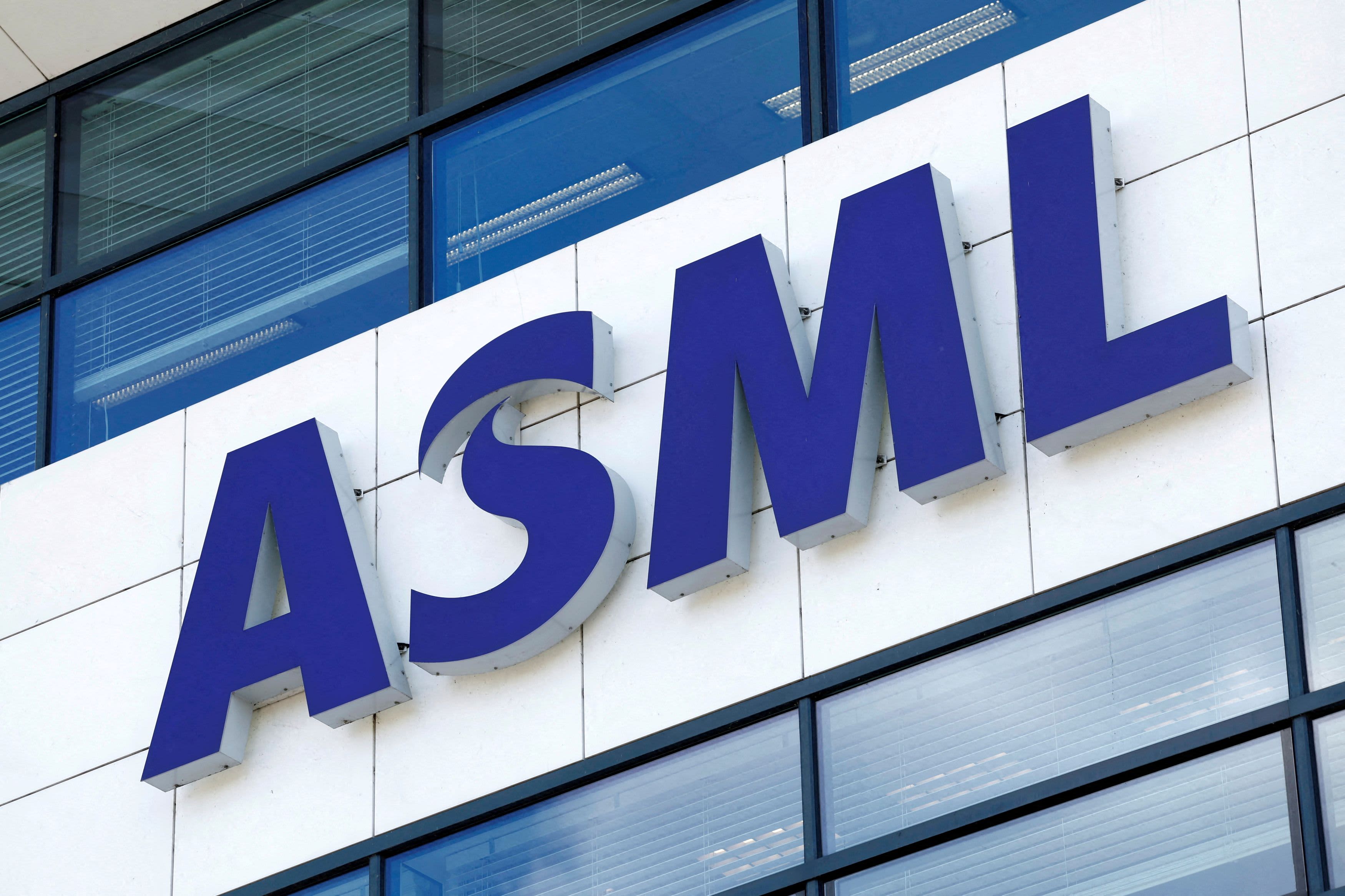 Het in Nederland gevestigde chipbedrijf ASML is een vertrouwde Nederlandse minister