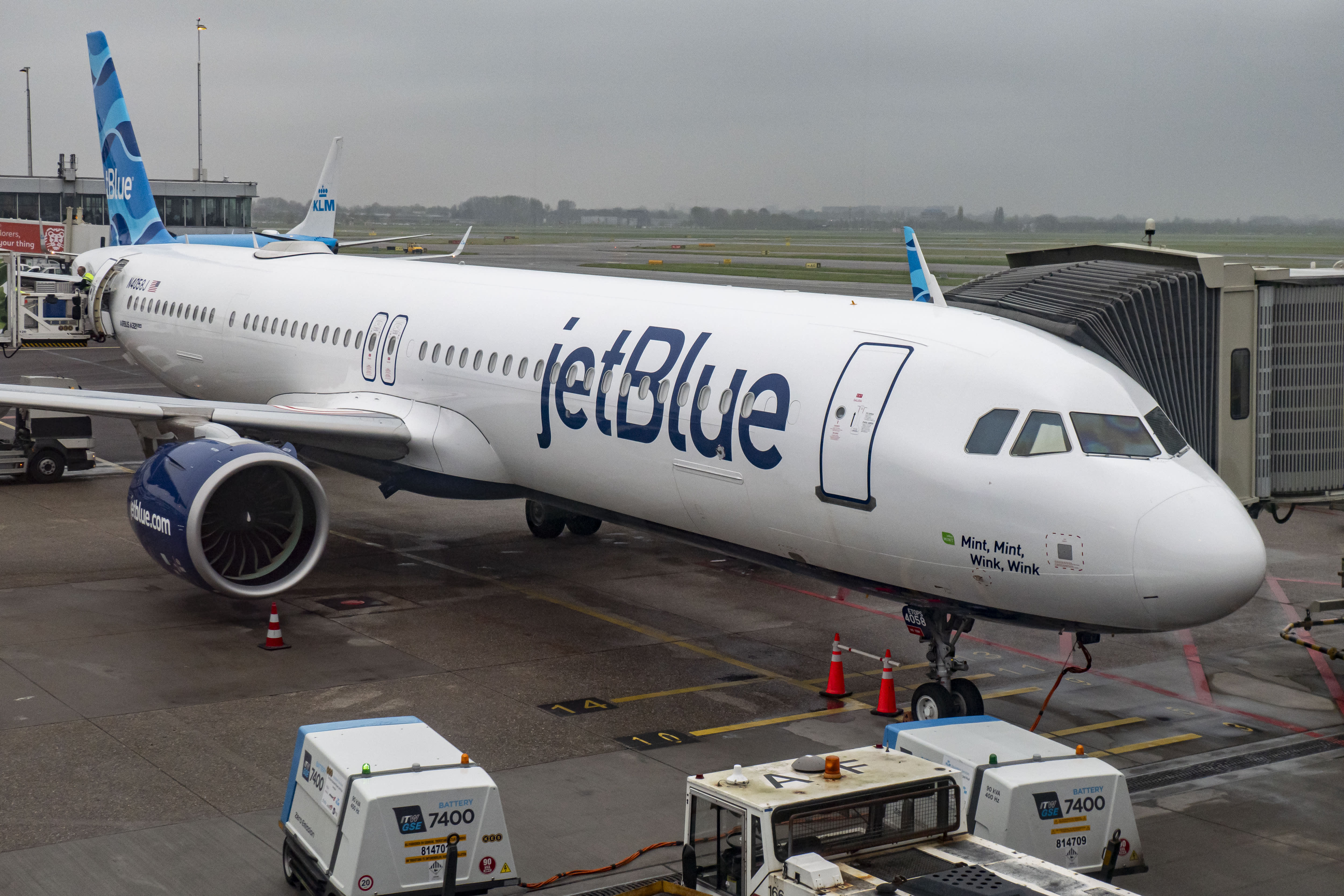 De aandelen van JetBlue daalden nadat de luchtvaartmaatschappij haar omzetvoorspelling voor 2024 verlaagde