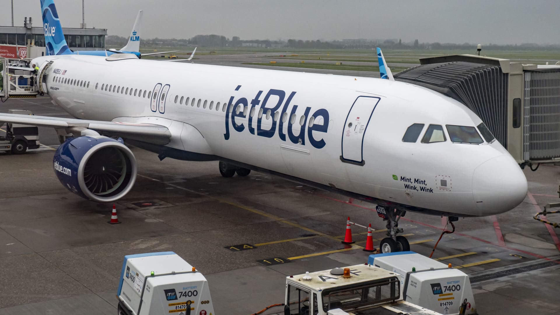 JetBlue shares fell after the airline cut its 2024 revenue forecast