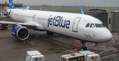 JetBlue shares tumble 15% after airline lowers 2024 revenue outlook