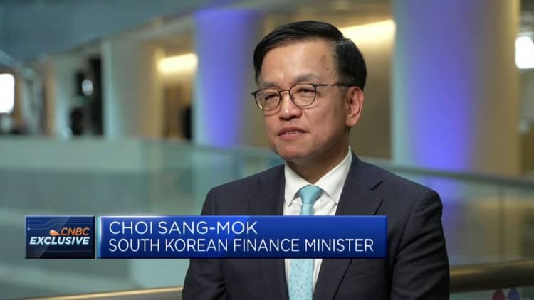 South Korea finance minister discusses the won's volatility