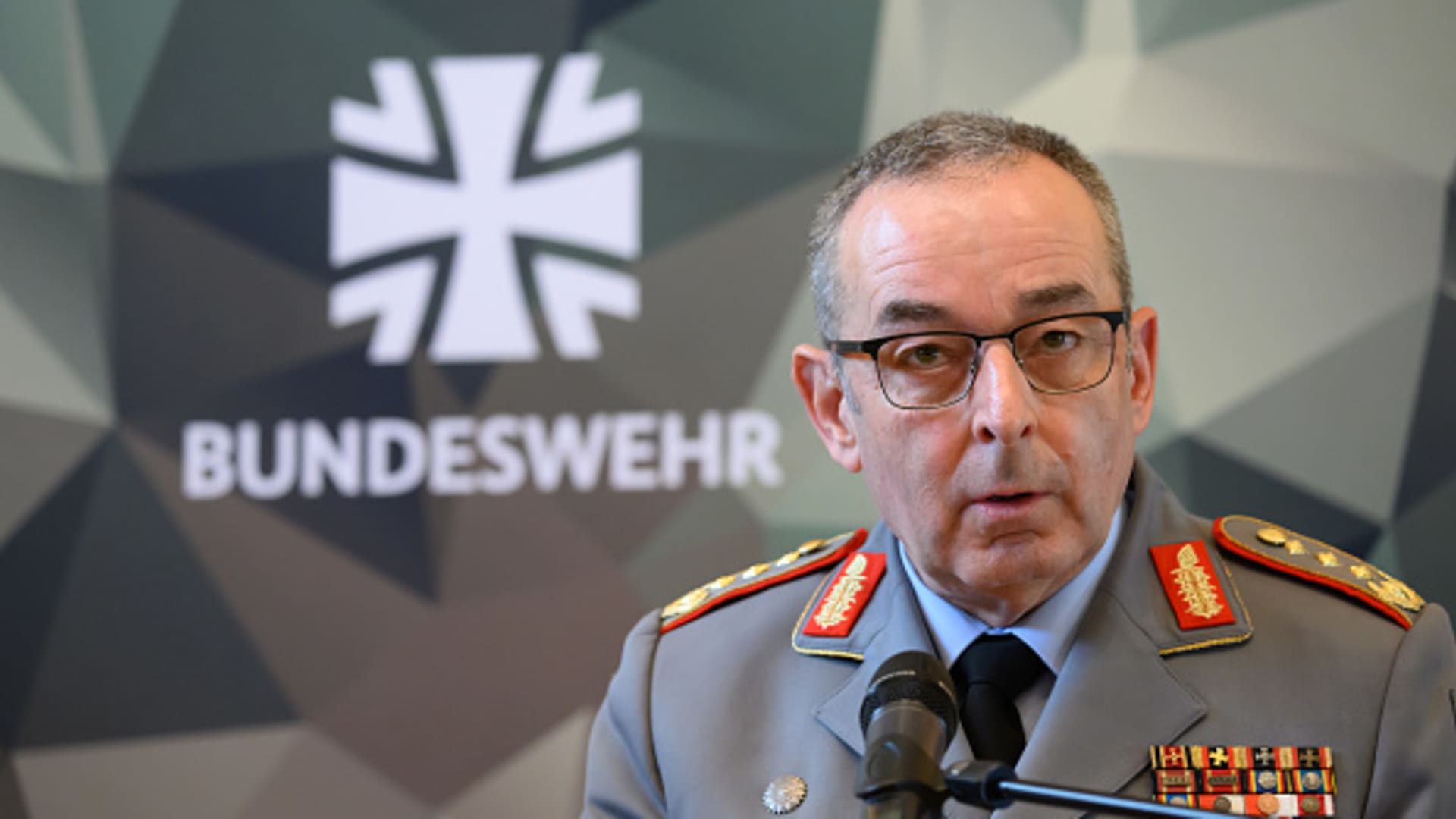 Carsten Breuer, Inspector General of the Bundeswehr, speaks to journalists during the press conference for the meeting of the Saxon Cabinet in the Scharnhorst Hall at the Army Officers' School. 