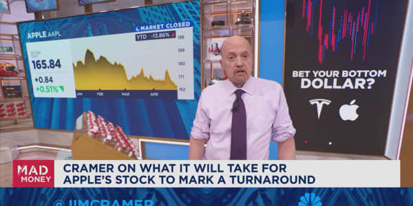 Jim Cramer looks at the difference between Apple and Tesla's sell-offs