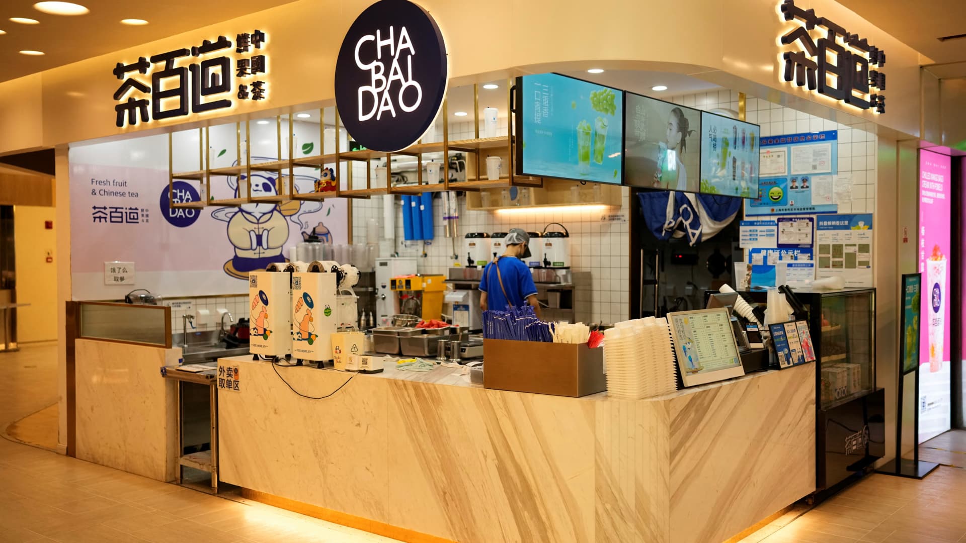 2023 年 8 月 10 日，中国上海，“茶百岛”店的招牌出现。 