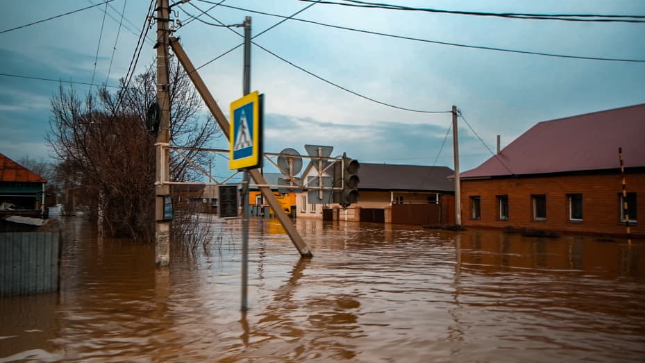 ORSK, RUSIA - 19 DE ABRIL: Una vista general de la zona inundada mientras los equipos de búsqueda y rescate continúan sus operaciones de rescate en las zonas inundadas después de que la presa estallara en Orsk, Rusia, el 19 de abril de 2024. Más de 2.400 casas se inundaron debido a la Ruptura de una presa en la ciudad de Orsk. Según informa el servicio de prensa regional de Oremburgo, ayer por la tarde se derrumbó parte de la presa del río Ural. Debido a las inundaciones, alrededor de 11 mil personas quedaron varadas en la región donde había 4 mil