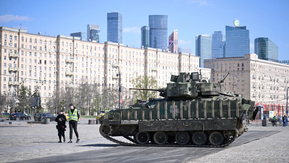 Esta fotografía tomada el 24 de abril de 2024 muestra un vehículo blindado que se dice fue "capturado por militares rusos" en Ucrania, según el Ministerio de Defensa ruso, exhibido en el complejo conmemorativo de la Segunda Guerra Mundial Victory Park en Moscú. El ministerio dijo que estos vehículos forman parte de una exposición de "más de 30 piezas de exhibición", incluidos los vehículos de combate de infantería Marder, Bradley y los tanques Leopard, que se abrirá al público el 1 de mayo. (Foto de Natalia KOLESNIKOVA / AFP) (Foto por NATALIA KOLESNIKOVA/AFP vía Getty