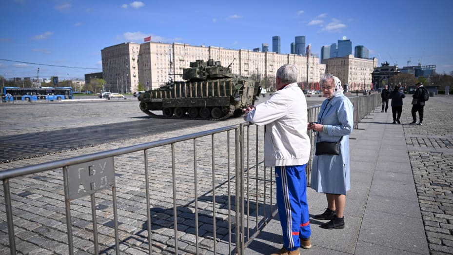 Los peatones miran más allá de un vehículo blindado que se dice fue "capturado por militares rusos" en Ucrania, según el Ministerio de Defensa ruso, exhibido en el complejo conmemorativo de la Segunda Guerra Mundial del Parque de la Victoria en Moscú, el 24 de abril de 2024. El ministerio dijo que estos vehículos son parte de una exhibición de "más de 30 obras maestras", incluidos Marder, vehículos de combate de infantería Bradley y tanques Leopard, que se abriría al público el 1 de mayo. (Foto de Natalia KOLESNIKOVA / AFP) (Foto de NATALIA KOLESNIKOVA/AFP vía Getty Soy
