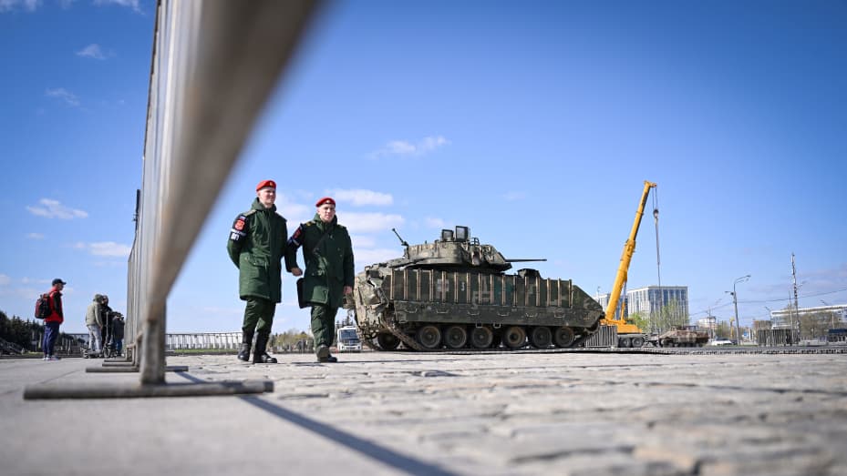 Oficiales rusos pasan junto a vehículos blindados que se dice que fueron "capturados por militares rusos" en Ucrania, según el Ministerio de Defensa ruso, exhibidos en el complejo conmemorativo de la Segunda Guerra Mundial del Parque de la Victoria en Moscú, el 24 de abril de 2024. El ministerio dijo que estos vehículos son parte de una exhibición de "más de 30 obras maestras", incluidos Marder, vehículos de combate de infantería Bradley y tanques Leopard, que se abriría al público el 1 de mayo. (Foto de Natalia KOLESNIKOVA / AFP) (Foto de NATALIA KOLESNIKOVA/AFP vía Getty Im