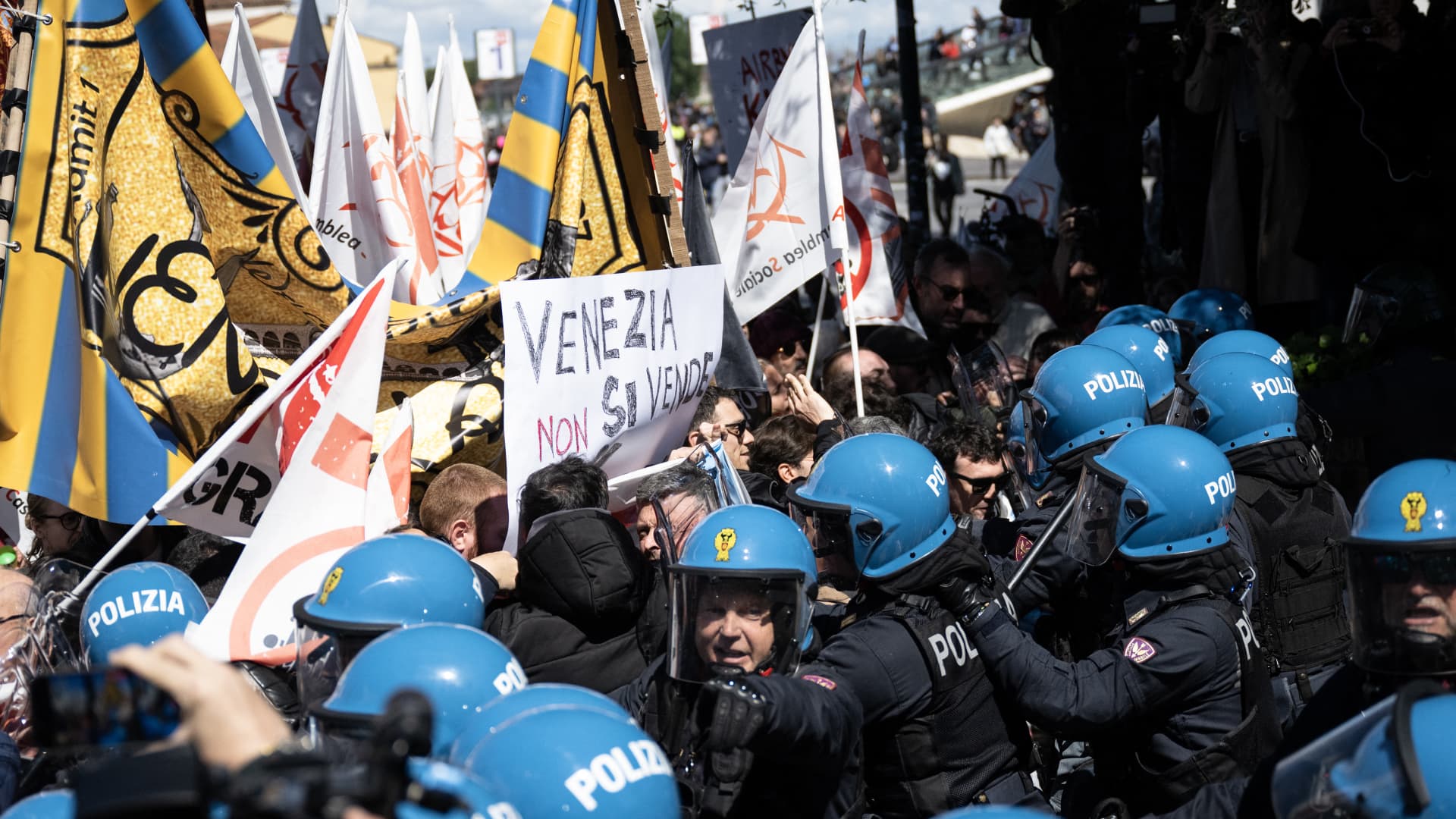 Venice citizens clash with riot police as town launches world’s 1st vacationer entry rate