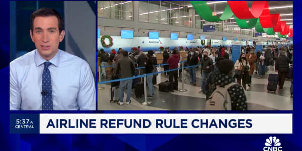 Biden admin. issues new rules for airlines to require automatic cash refunds, prohibit surprise fees