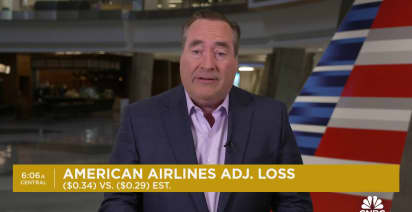 American Airlines swings to a loss, but tops estimates for Q2 forecast