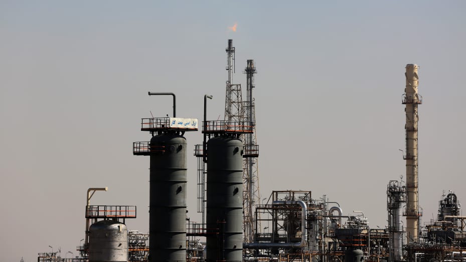 Una visión general de la refinería de Isfahán, una de las refinerías más grandes de Irán y considerada la primera refinería del país en términos de diversidad de productos petrolíferos en Isfahán, Irán, el 8 de noviembre de 2023. 