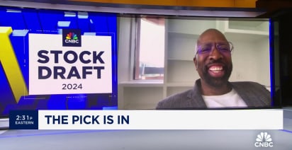 CNBC's 2024 Stock Draft: Kenny Smith picks Warner Bros. Discovery for his first-round pick