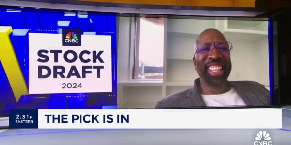 CNBC's 2024 Stock Draft: Kenny Smith picks Warner Bros. Discovery for his first-round pick