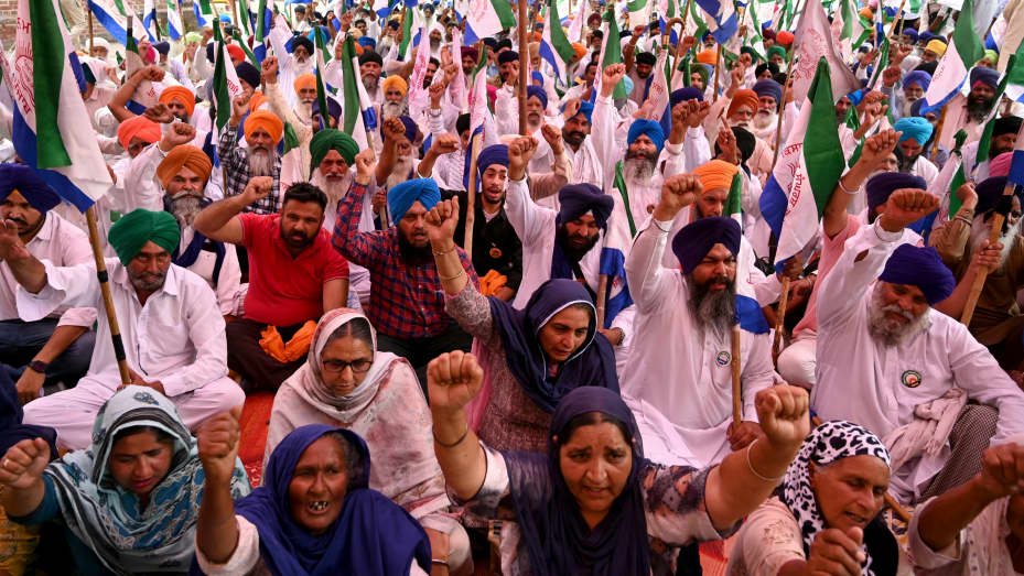 Los agricultores gritan consignas durante una protesta para exigir precios mínimos de las cosechas y condenar el presunto lanzamiento de piedras contra los agricultores por parte de trabajadores del gobernante Partido Bharatiya Janata (BJP) en Amritsar el 18 de abril de 2024. Miles de agricultores indios lanzaron el 13 de febrero lo que han bautizado como "Delhi Chalo", o "Marcha a Delhi", para exigir una ley que fije un precio mínimo para sus cultivos, además de otras concesiones como la condonación de préstamos. (Foto de Narinder NANU / AFP) (Foto de NARINDER NANU/AFP vía Getty Image