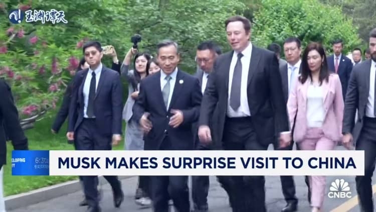 Elon Musk realiza una visita sorpresa a China: esto es lo que debe saber