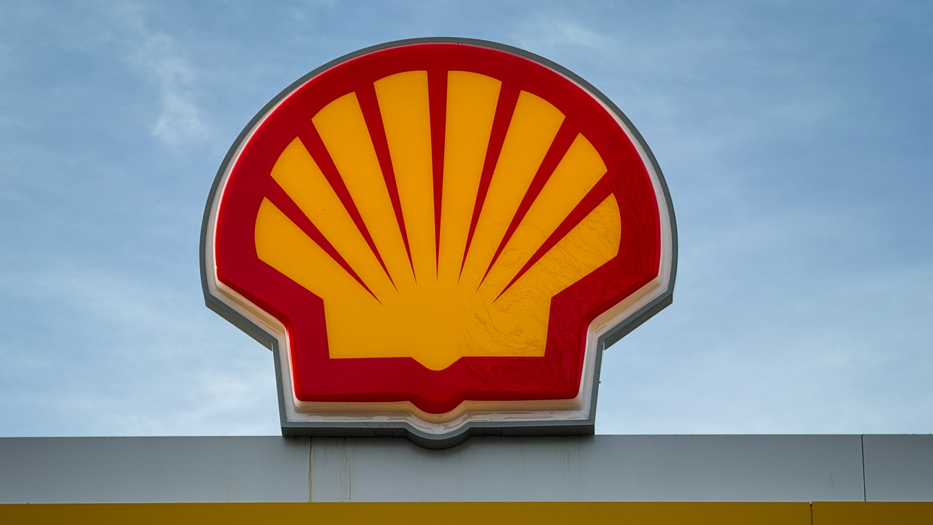Oil giant Shell beats first-quarter profit estimates, launches .5 billion share buyback