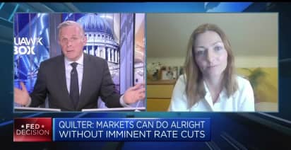 Markets can remain resilient without imminent rate cuts, strategist says