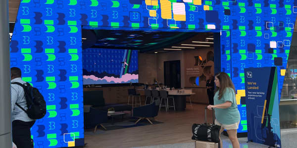 Inside US airport terminals, banks are merging elite travel clubs with branch offices