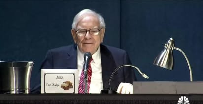 Buffett kicks off 2024 Berkshire Hathaway annual meeting after emotional tribute to Charlie Munger