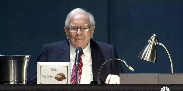 Buffett kicks off 2024 Berkshire Hathaway annual meeting after emotional tribute to Charlie Munger