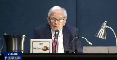 Warren Buffett says one AI question has stumped economists for a century 