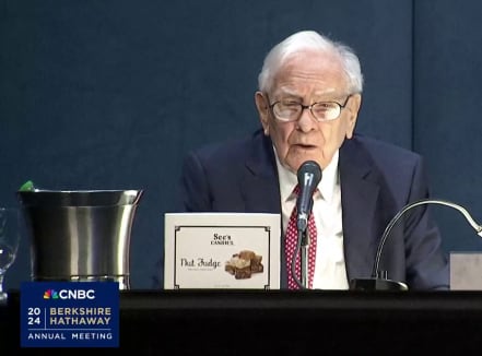 Warren Buffett says one question posed by AI has stumped economists for a century 