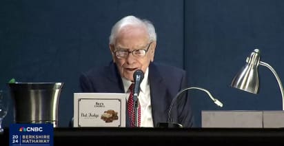 Warren Buffett accidentally refers to Greg Abel as Charlie Munger during 2024 Berkshire meeting