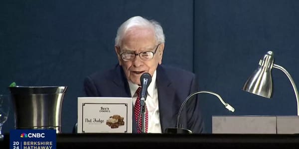 Warren Buffett accidentally refers to Greg Abel as Charlie Munger during 2024 Berkshire meeting