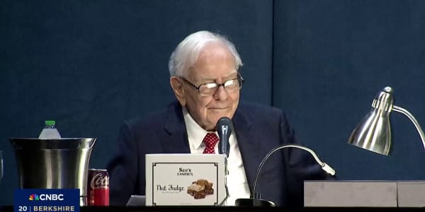 Warren Buffett says U.S. debt will be acceptable for a long time due to dollar's reserve currency status