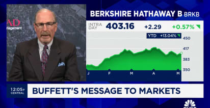 Warren Buffett is now 'as bearish as he ever gets,' says Bill Smead