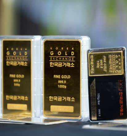 Gold bars are selling like hot cakes in Korea's convenience stores and vending machines