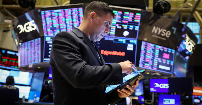 Dow ticks higher, tries to extend winning streak to 6 days