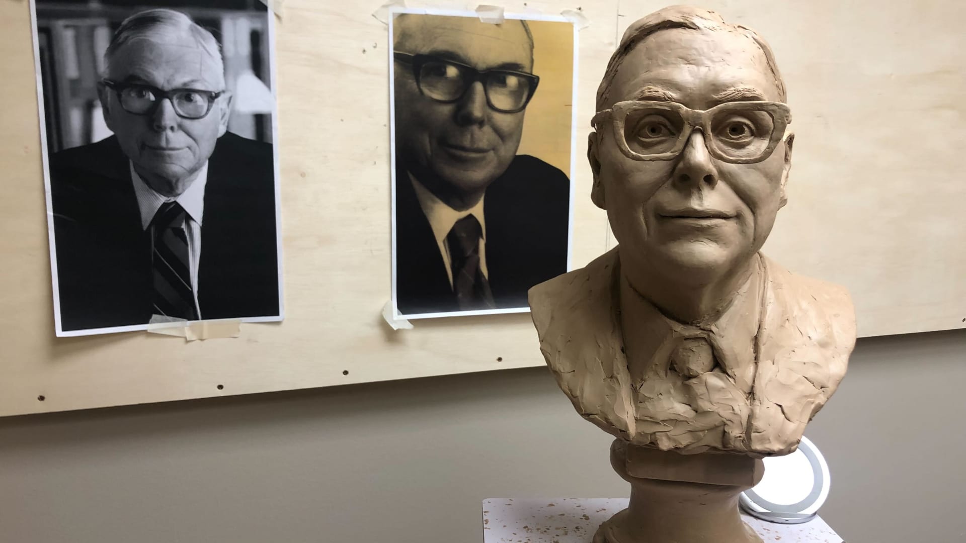 Bronze bust of the late Charlie Munger wowed crowd in Omaha at Berkshire meeting