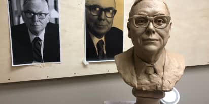 A bronze sculpture honoring the late Charlie Munger wowed the crowd in Omaha