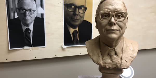 Bronze bust honoring the late Charlie Munger wowed crowd in Omaha at Berkshire meeting