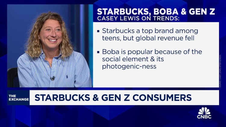 Starbucks tenta reavivar o consumidor da Geração Z com chá Boba, diz Casey Lewis