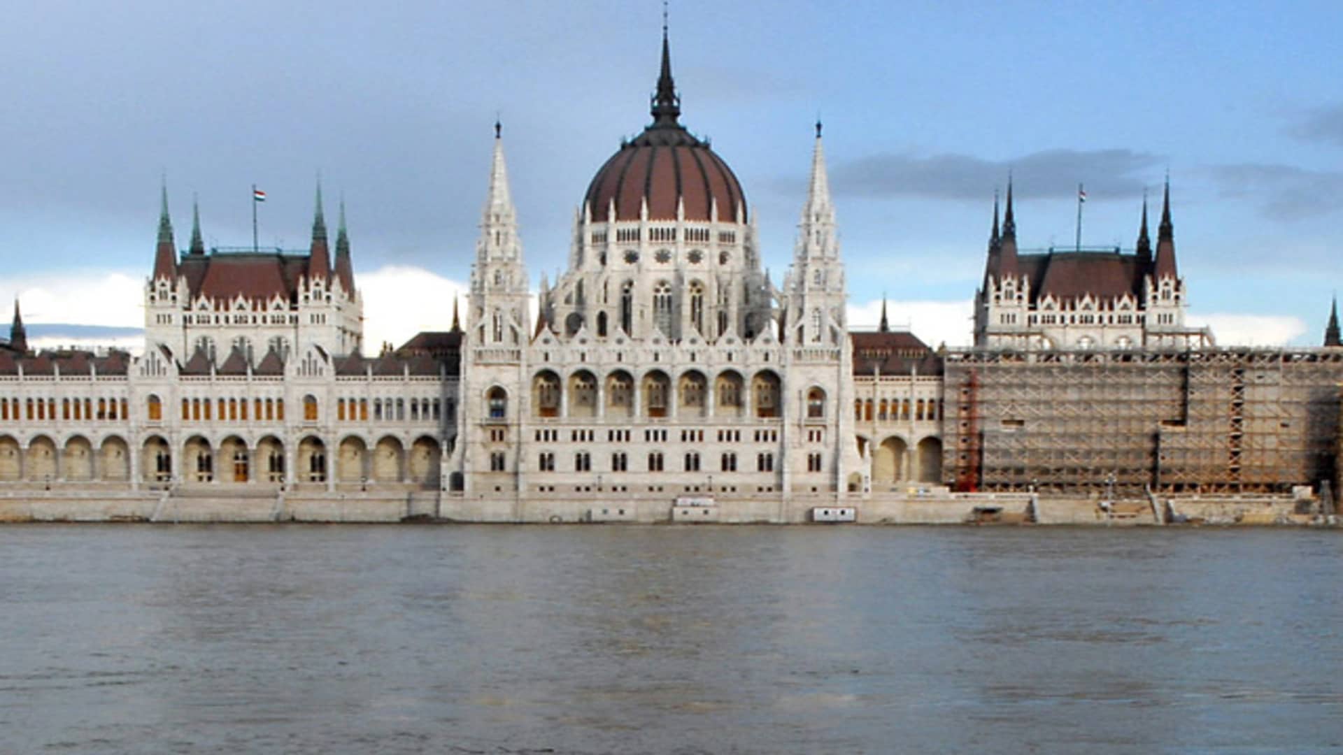 The flooded Danube river is seen in front of the Hungarian Parliament building in Budapest, Tuesday, Sept. 11, 2007. The river is expected to reach its peak level in the Hungarian capital Wednesday. (AP Photo/Bela Szandelszky)