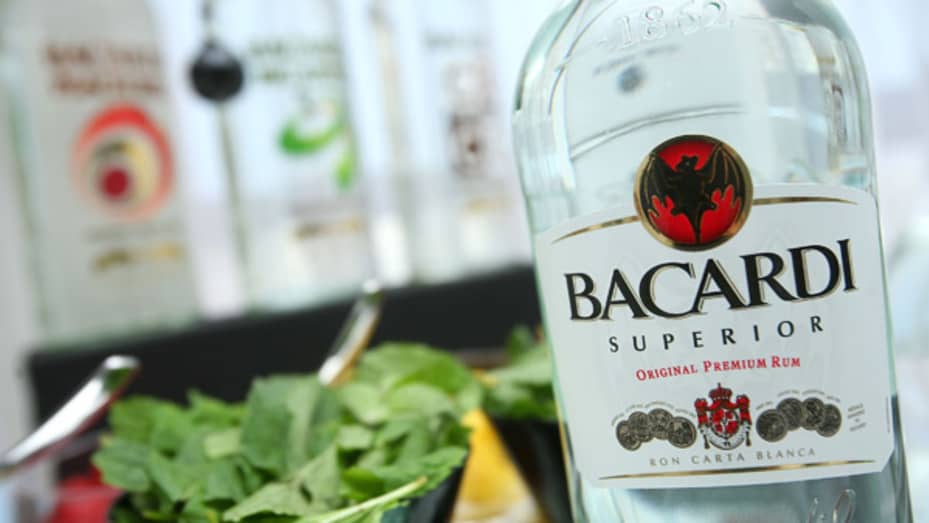 Bacardí sigue siendo una de las pocas empresas importantes de bebidas controladas por una familia y es sinónimo de ron, y distribuye el licor en más de 100 países.